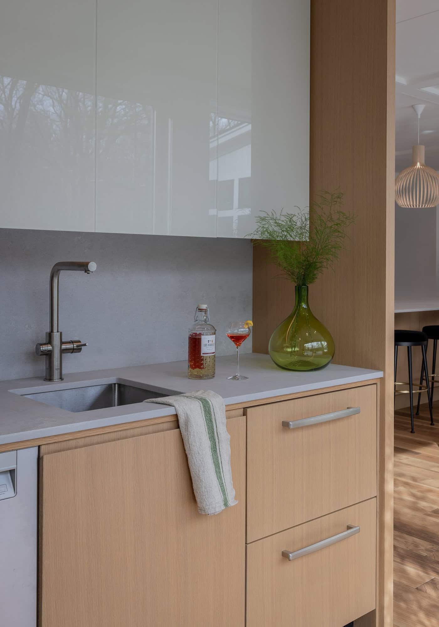 contemporary-wet-bar