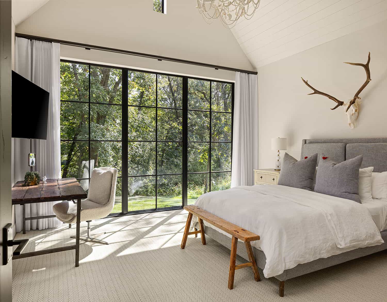 modern-bedroom-wtih-sliding-glass-doors