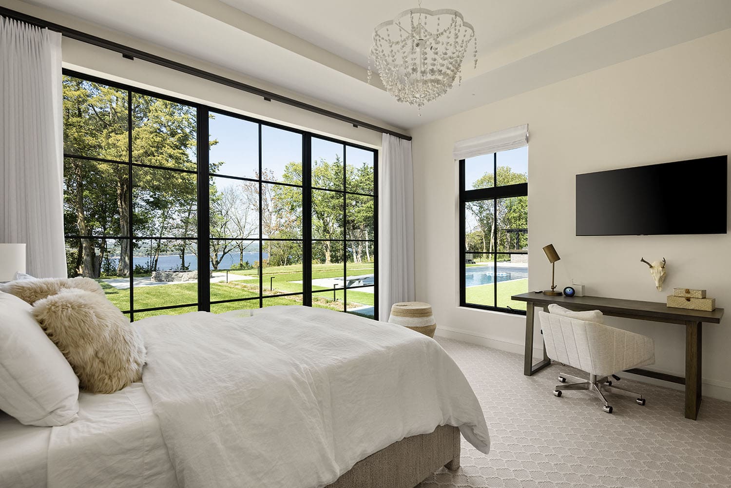 modern-bedroom-wtih-sliding-glass-doors