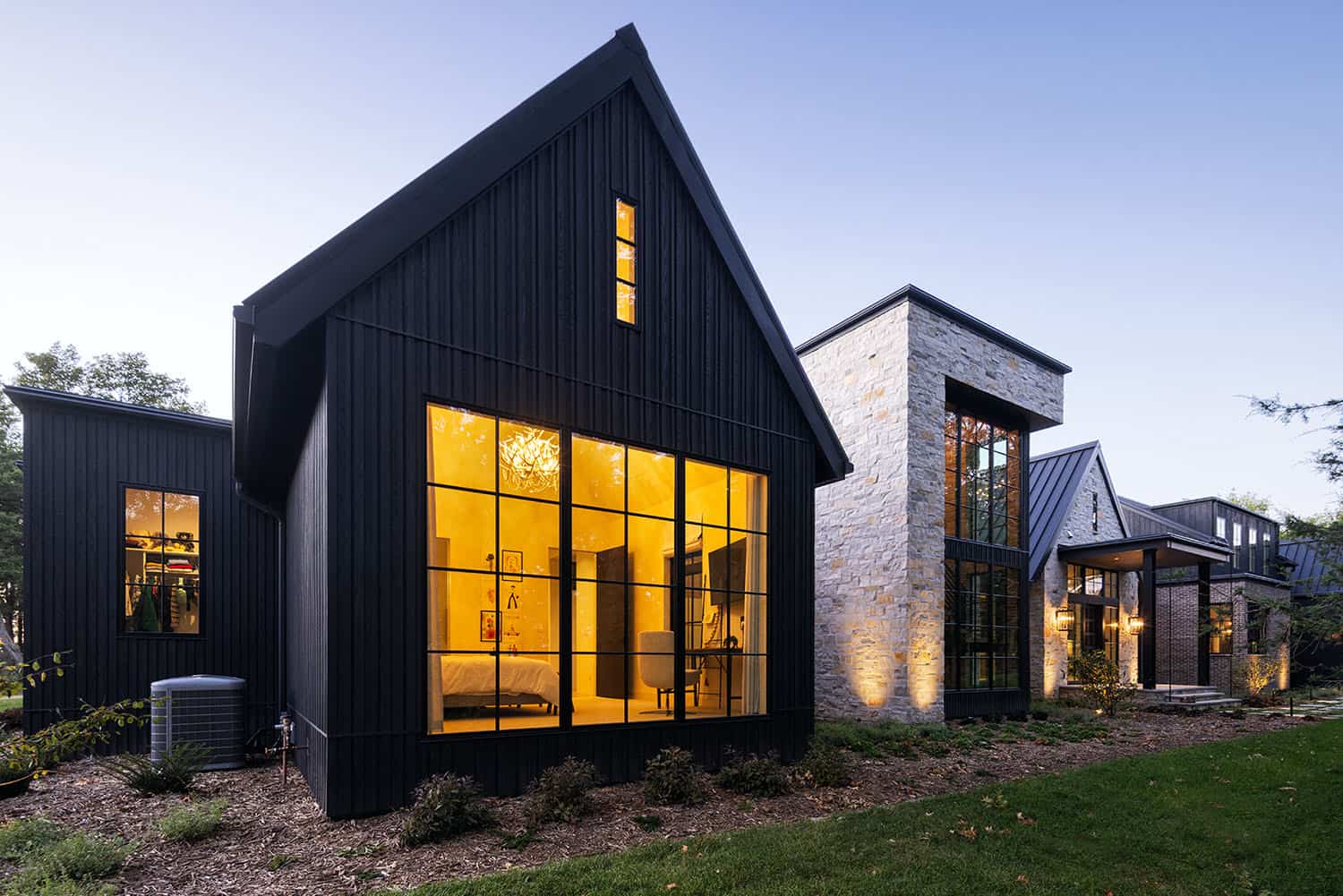 modern-lake-house-exterior-at-dusk