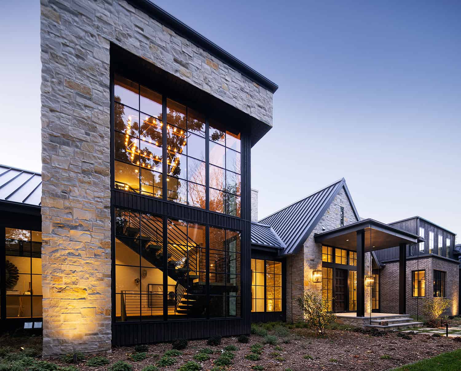 modern-lake-house-exterior-at-dusk