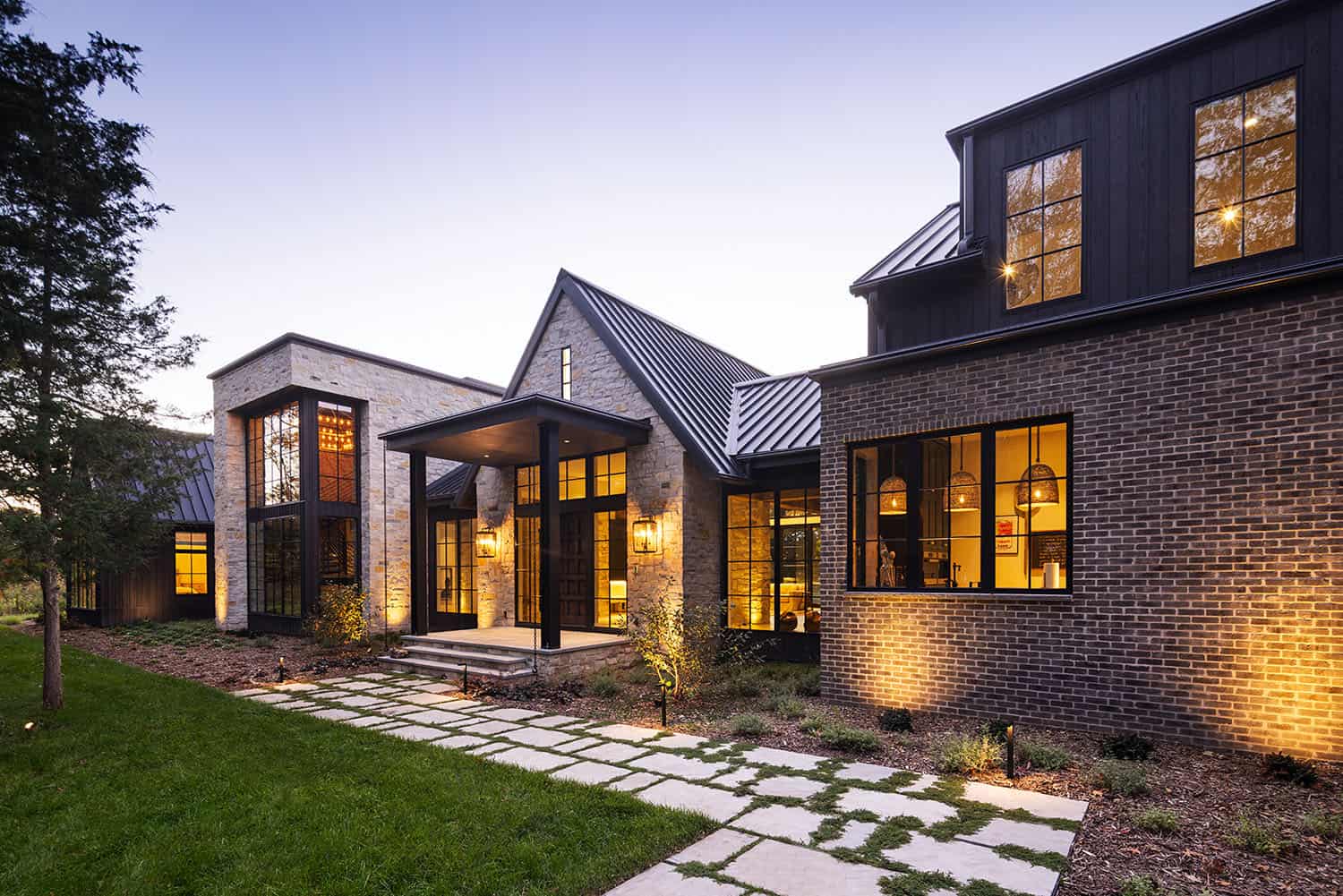 modern-lake-house-exterior-at-dusk