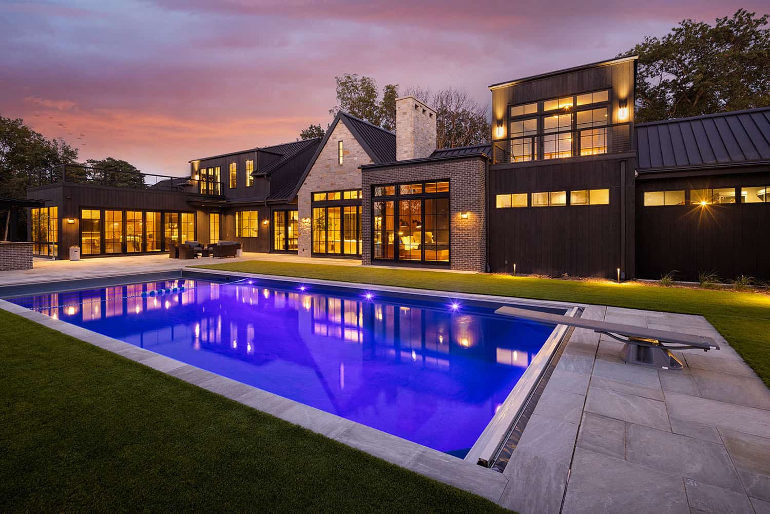 modern-lake-house-exterior-with-a-pool-at-dusk