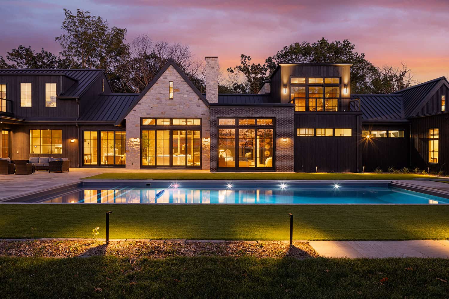 modern-lake-house-exterior-with-a-pool-at-dusk