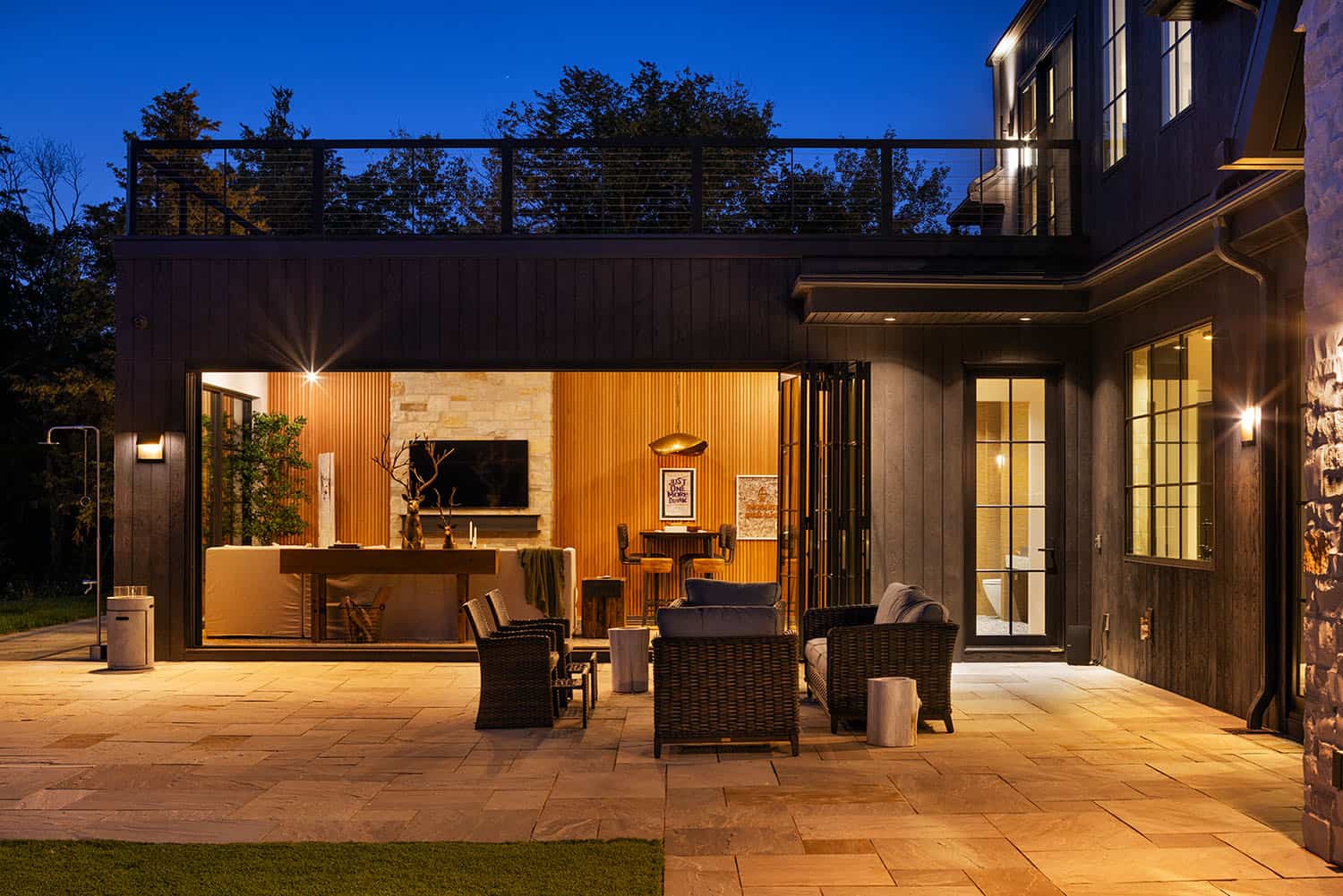 modern-lake-house-exterior-with-a-patio-at-dusk