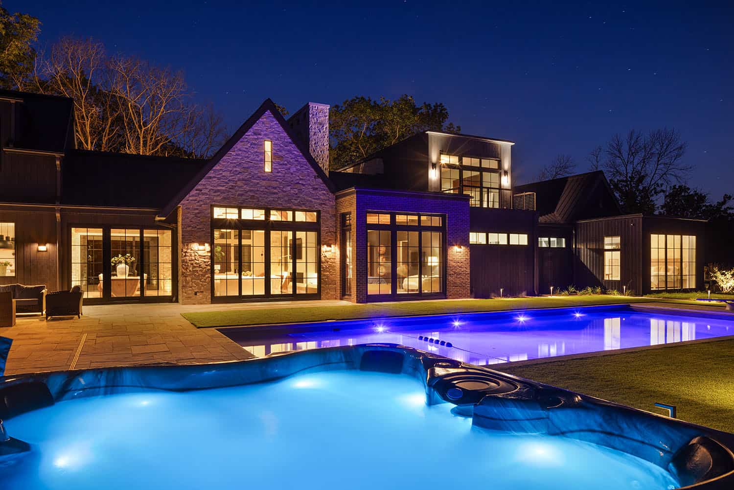 modern-lake-house-exterior-with-a-pool-at-dusk