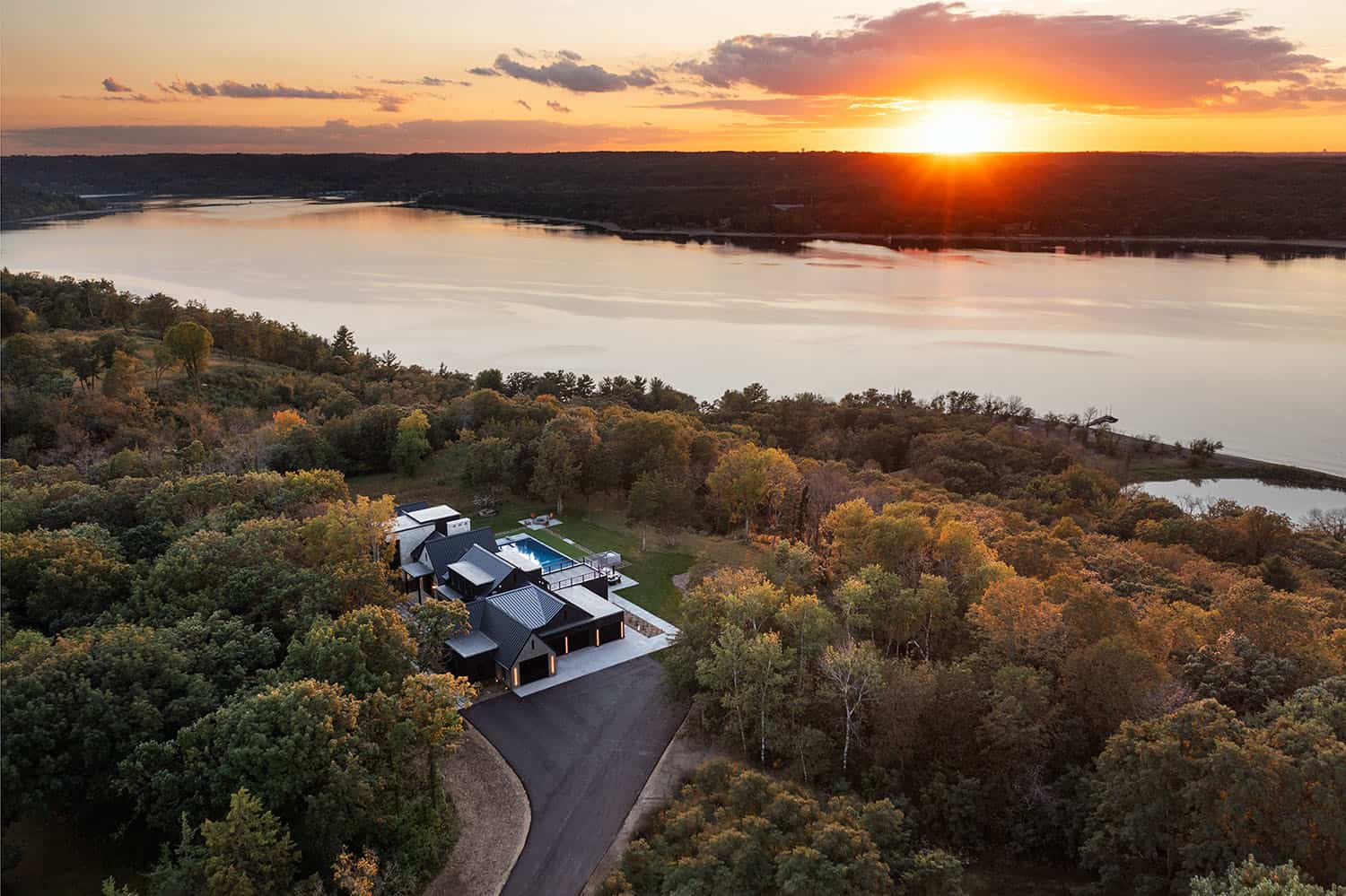 modern-lake-house-exterior-aerial-view-at-dusk