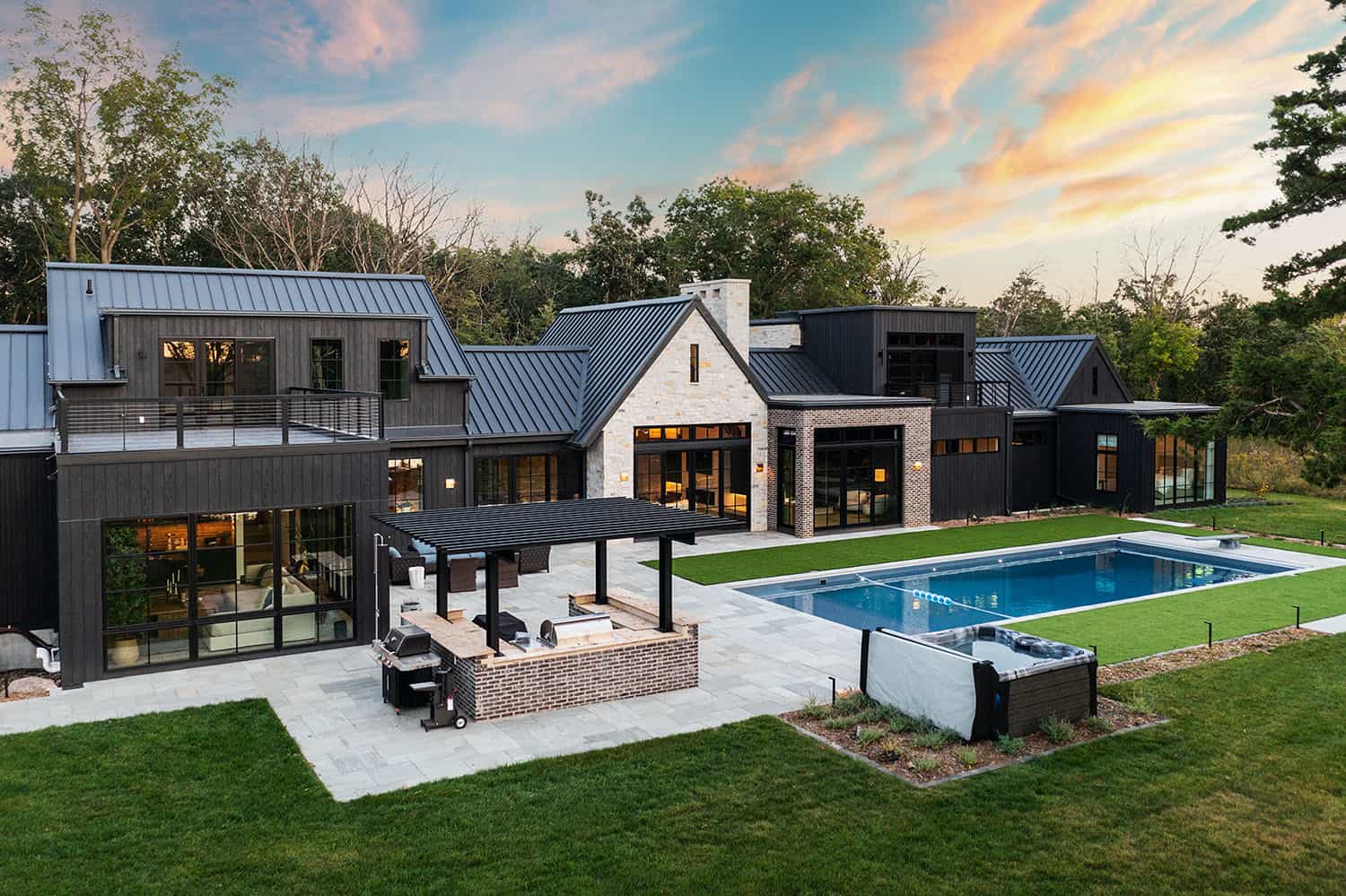 modern-lake-house-exterior-with-a-pool
