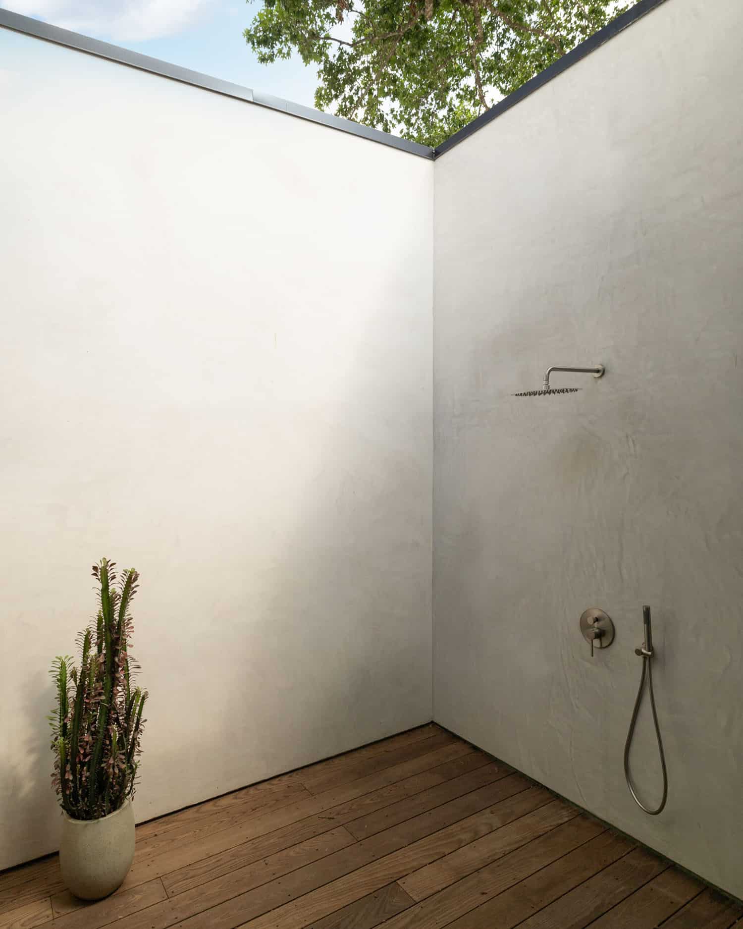 mid-century-modern-home-exterior-with-an-outdoor-shower