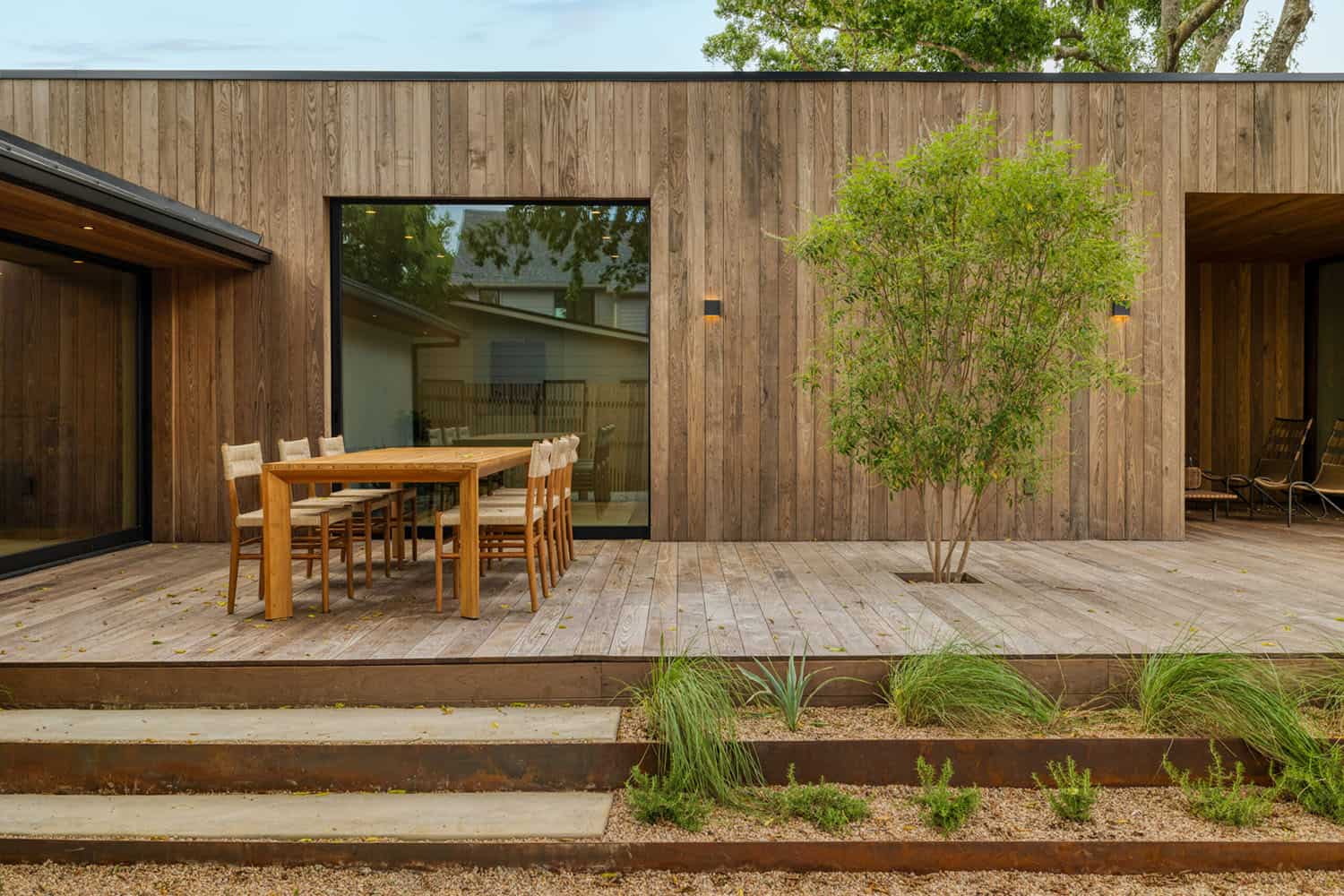 mid-century-modern-home-exterior-patio