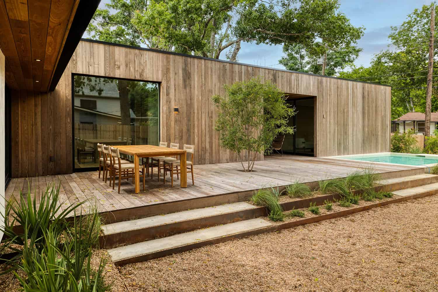 mid-century-modern-home-exterior-patio