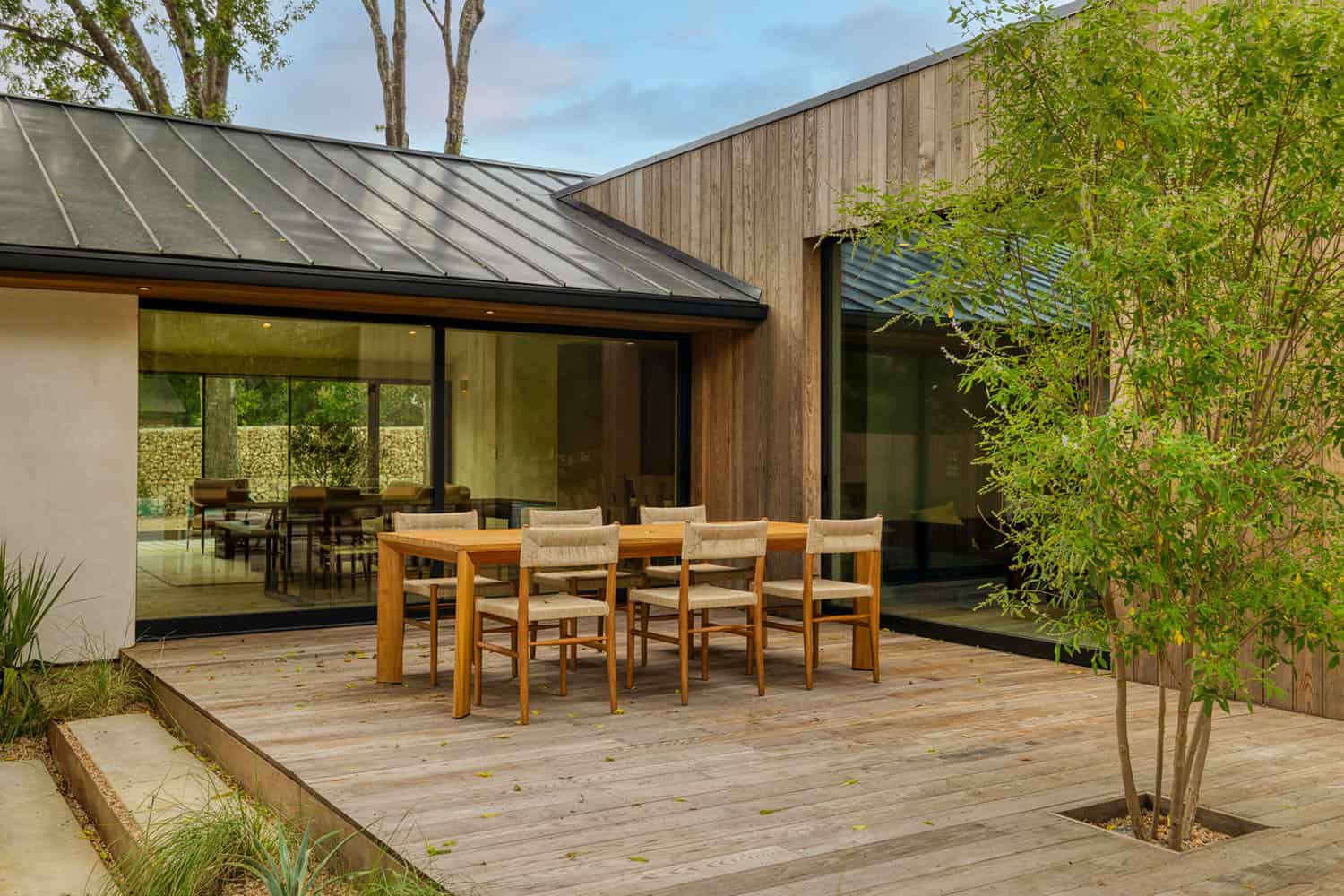 mid-century-modern-home-exterior-patio-with-alfresco-dining