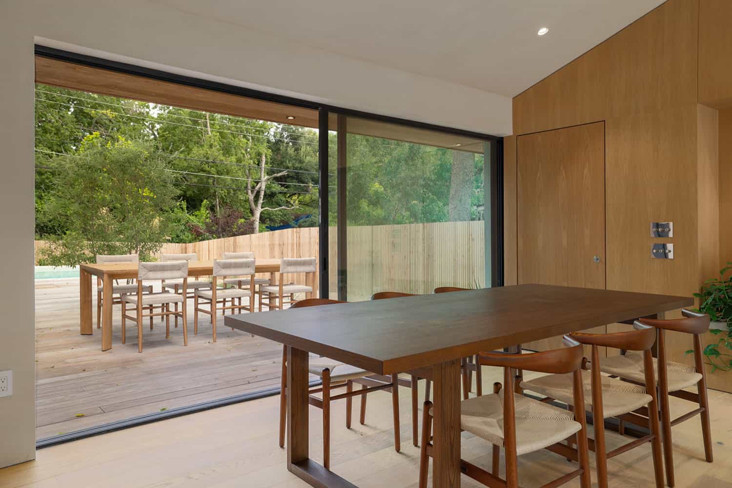 mid-century-modern-dining-roomm-with-pocketing-sliding-glass-doors