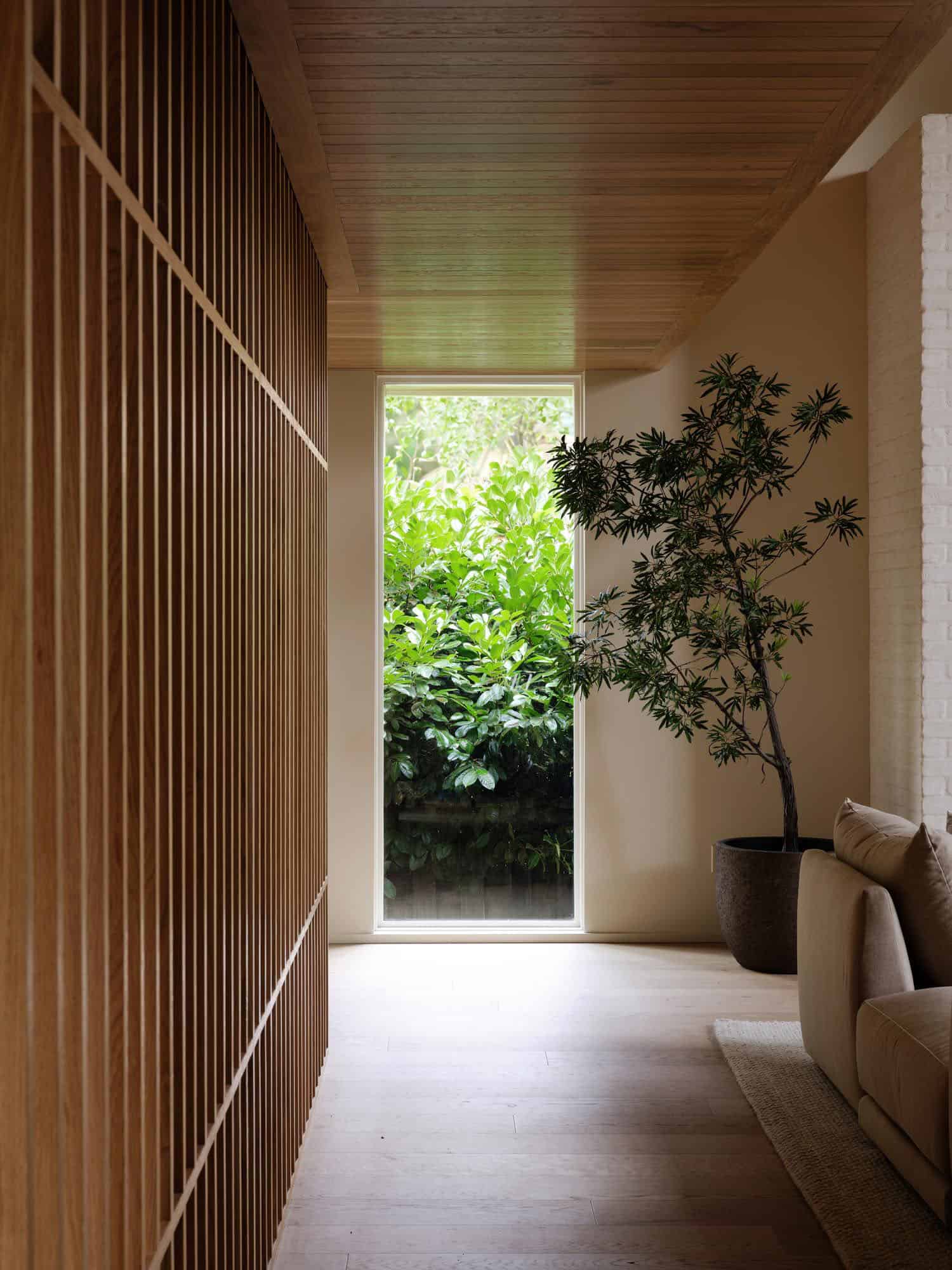 minimalist-wabi-sabi-hallway