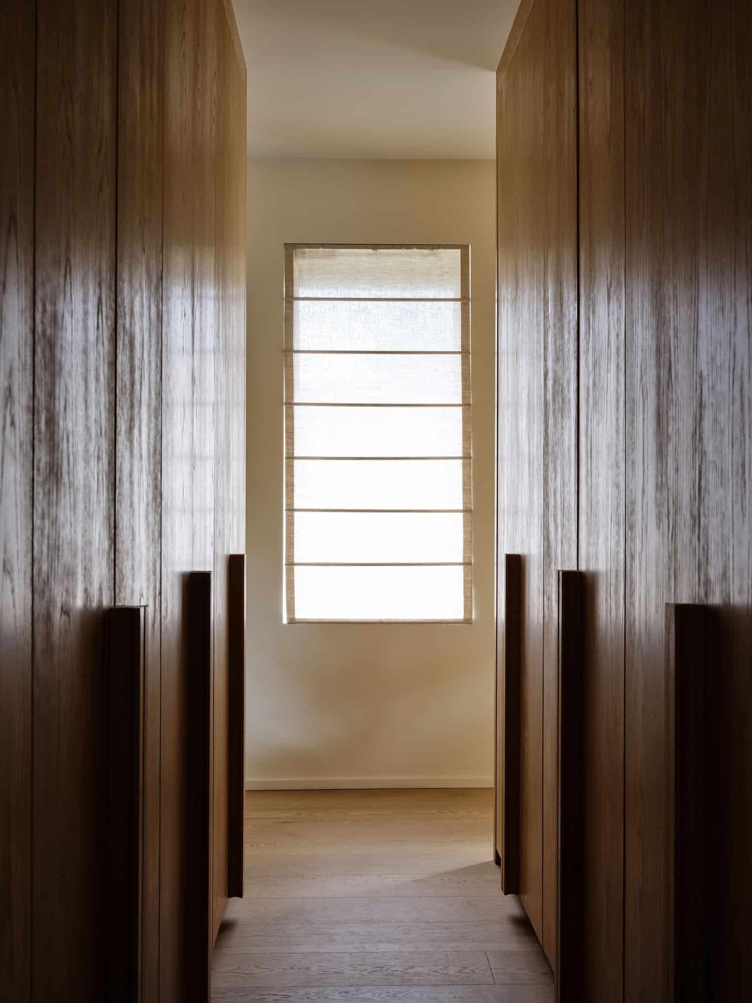 minimalist-wabi-sabi-closet