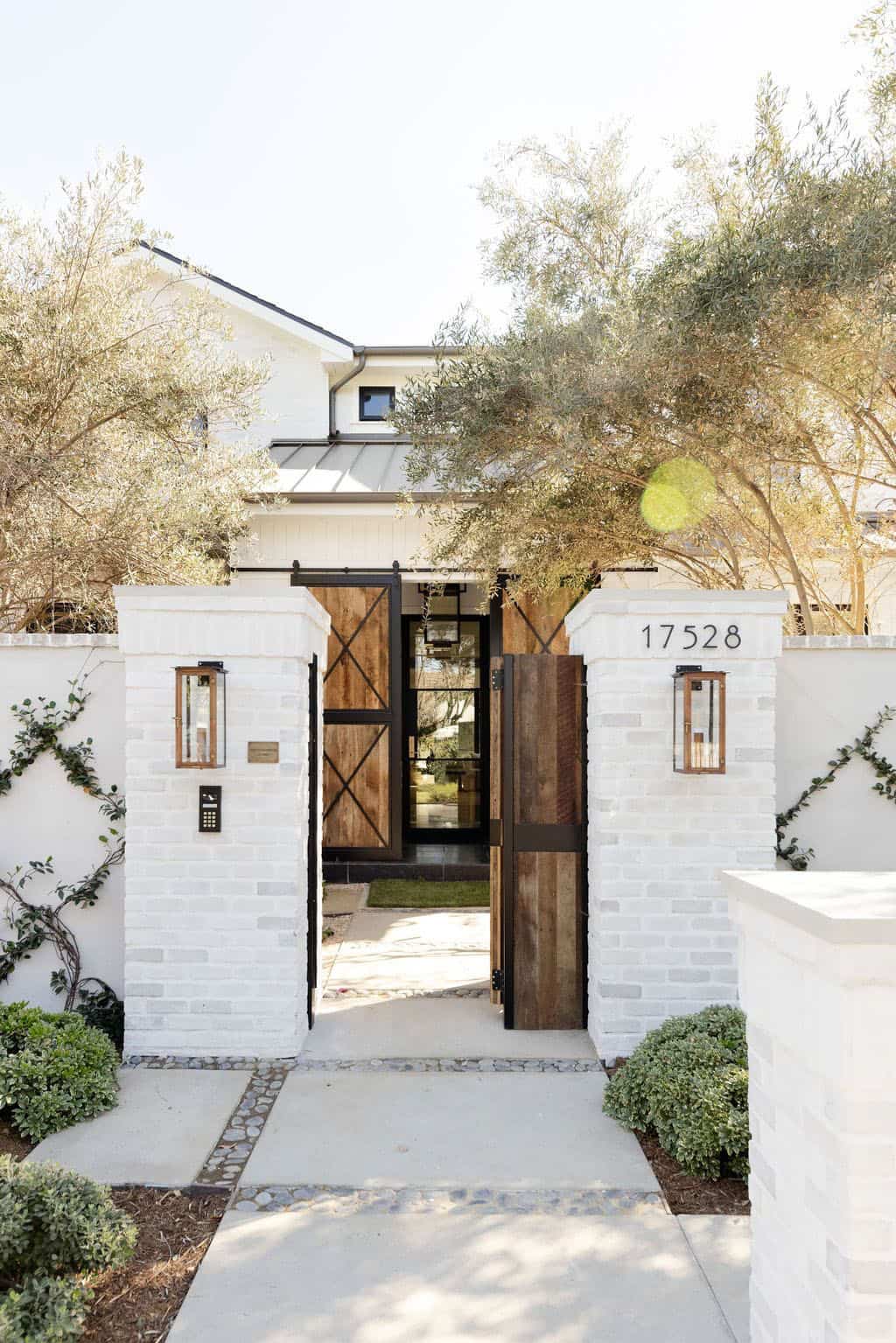 modern-farmhouse-style-home-exterior