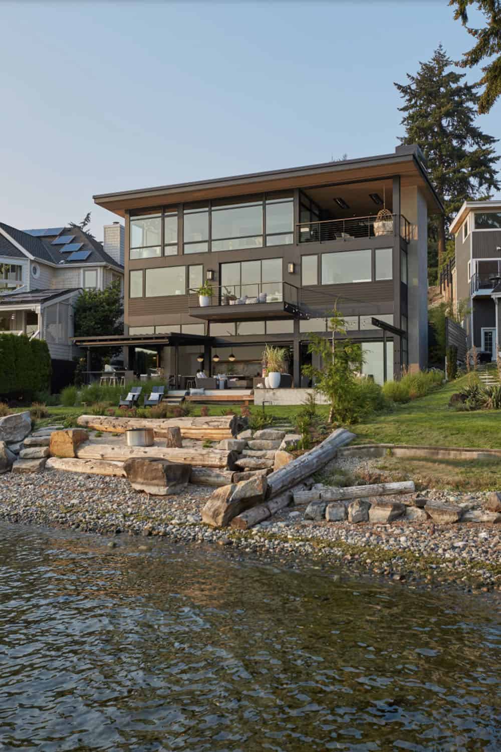 modern-lake-house-exterior-with-a-water-view