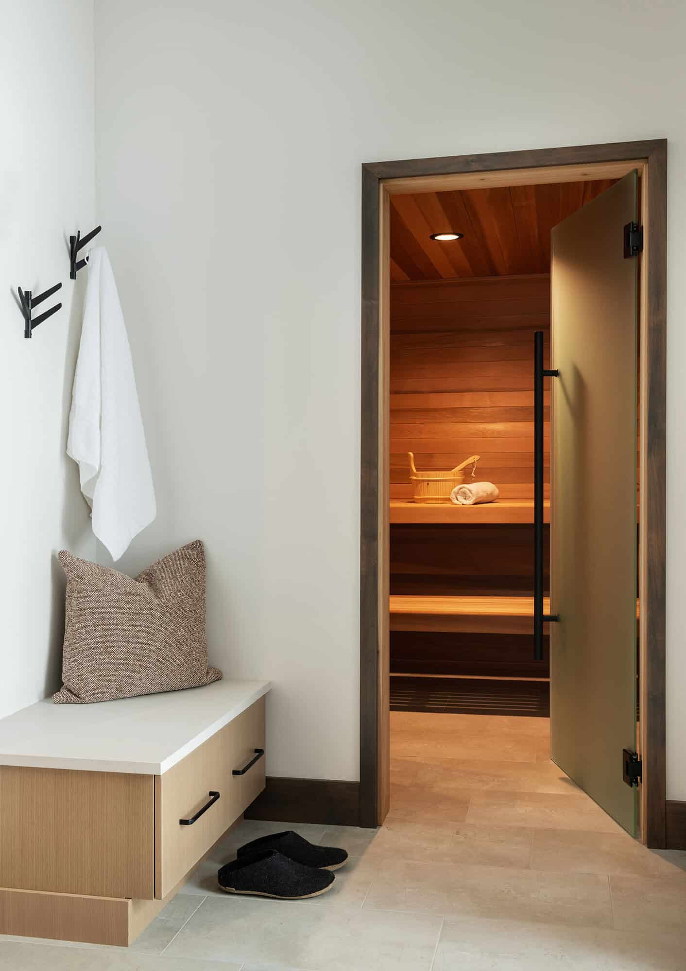 modern-mountain-style-sauna