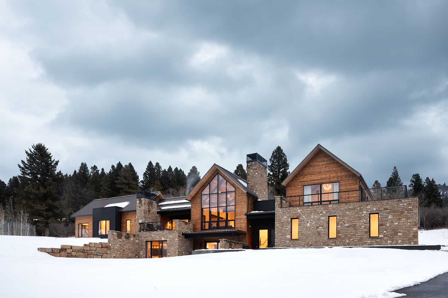 modern-mountain-home-exterior-with-snow