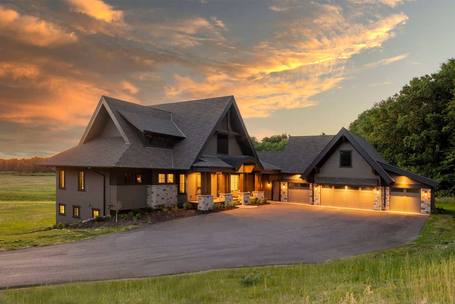 modern-ranch-house-exterior-at-dusk