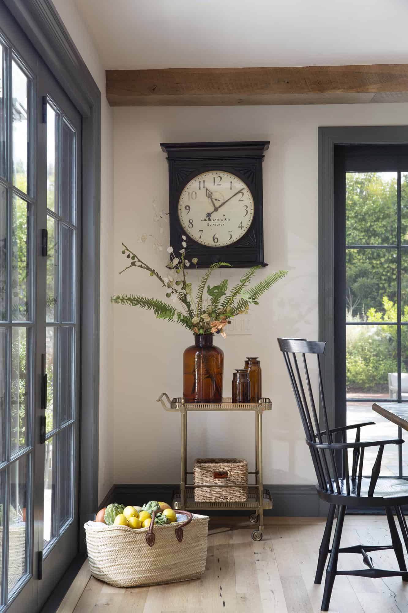 contemporary-dining-room-corner-detail