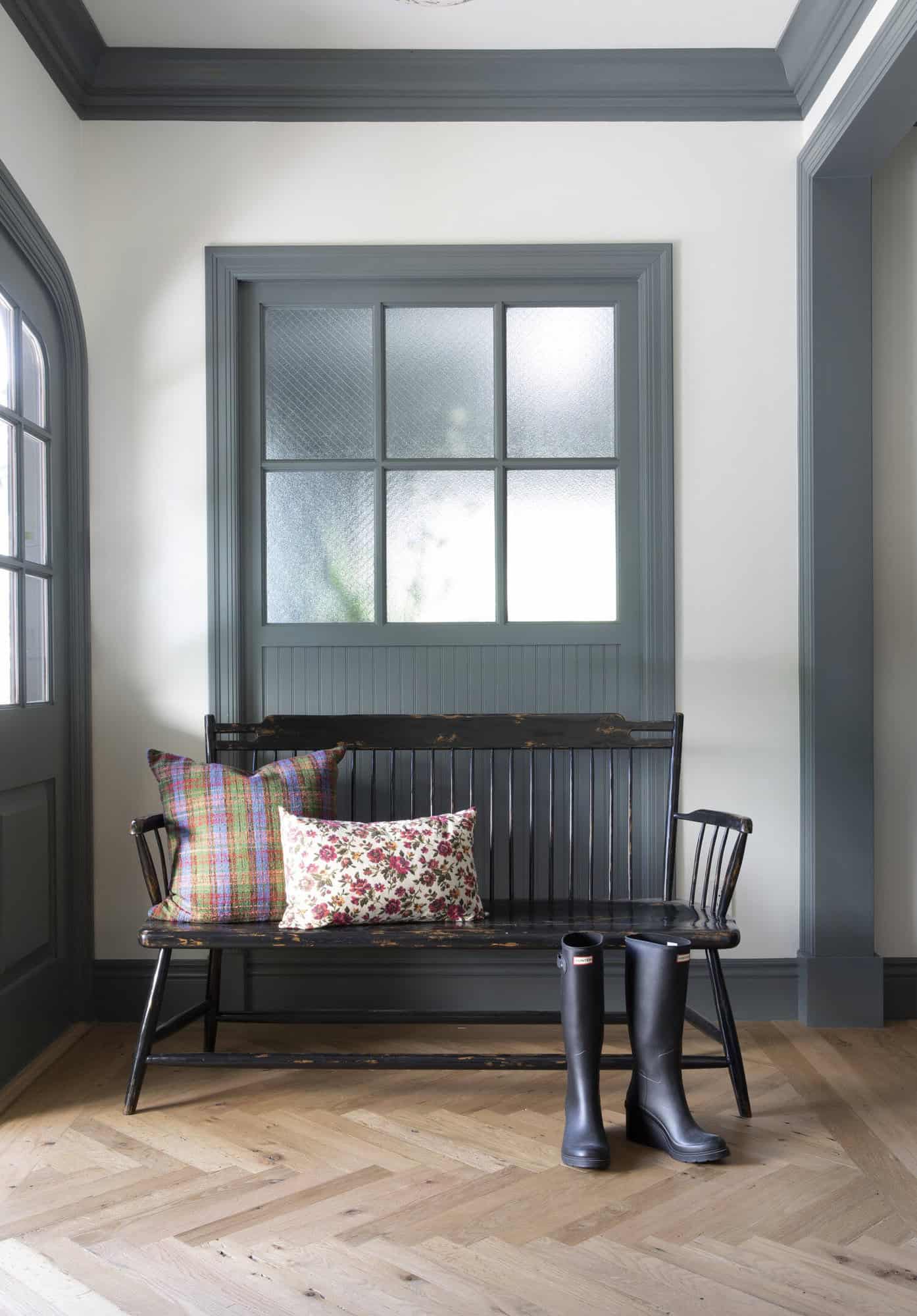 dutch-colonial-style-home-entry