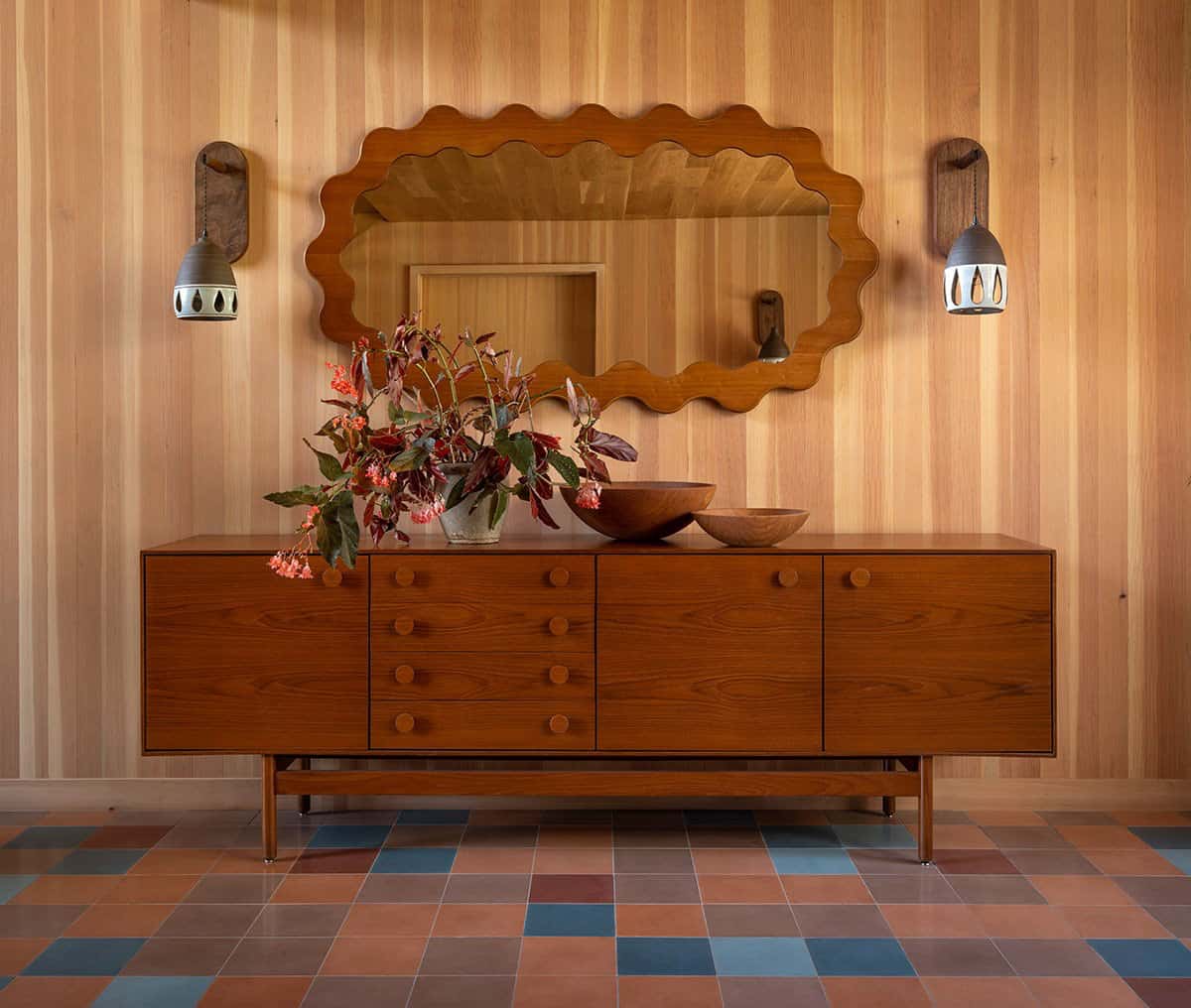 contemporary-river-house-entry-with-a-console-table