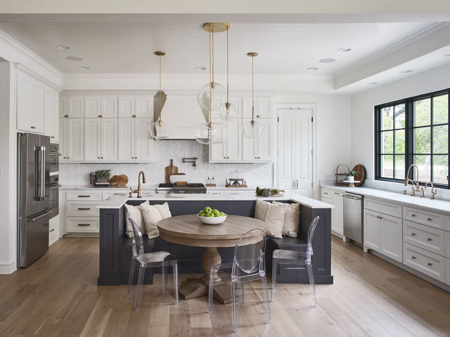 traditional-style-kitchen-with-built-in-breakfast-nook