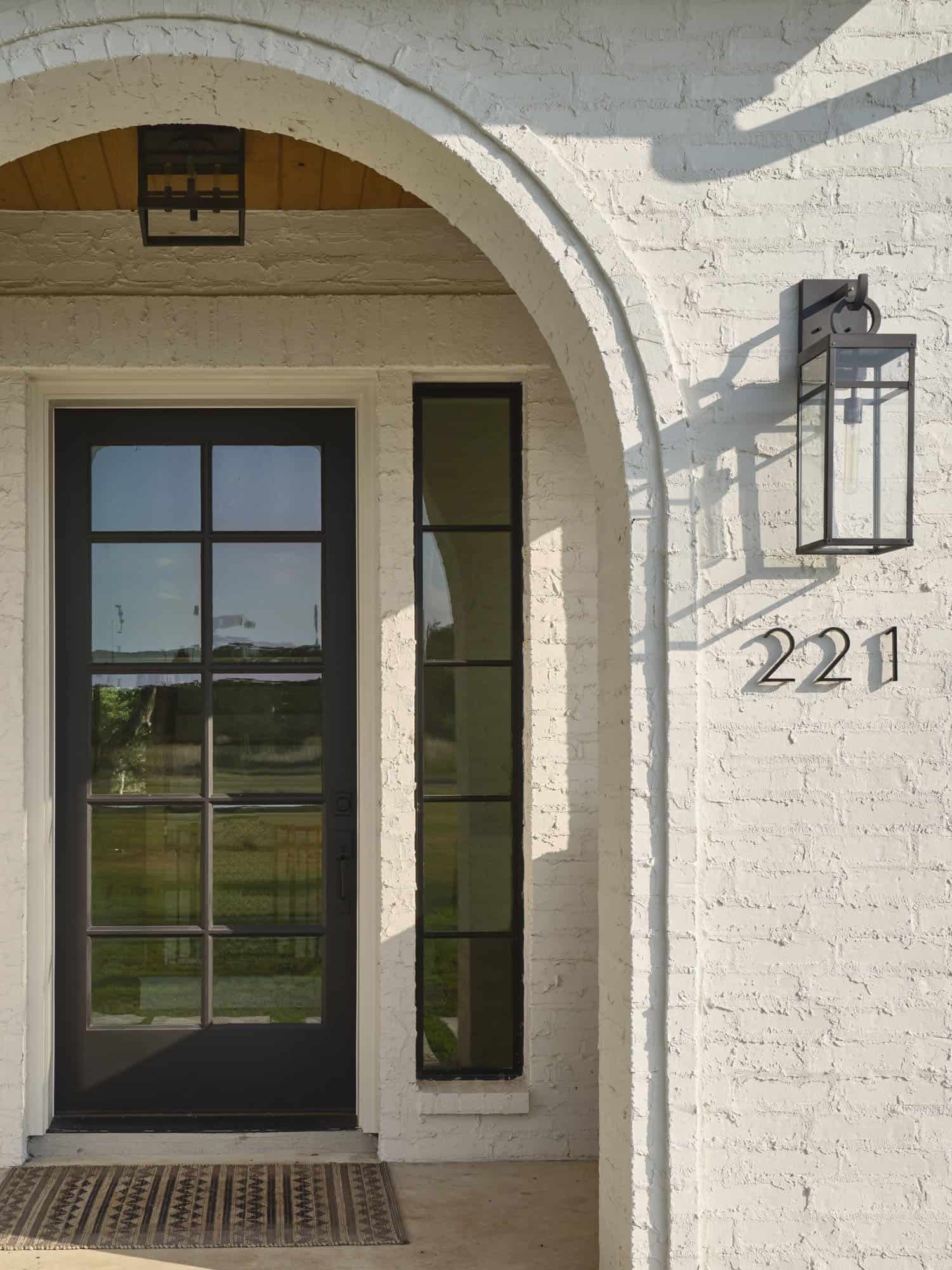 traditional-east-coast-style-home-entry