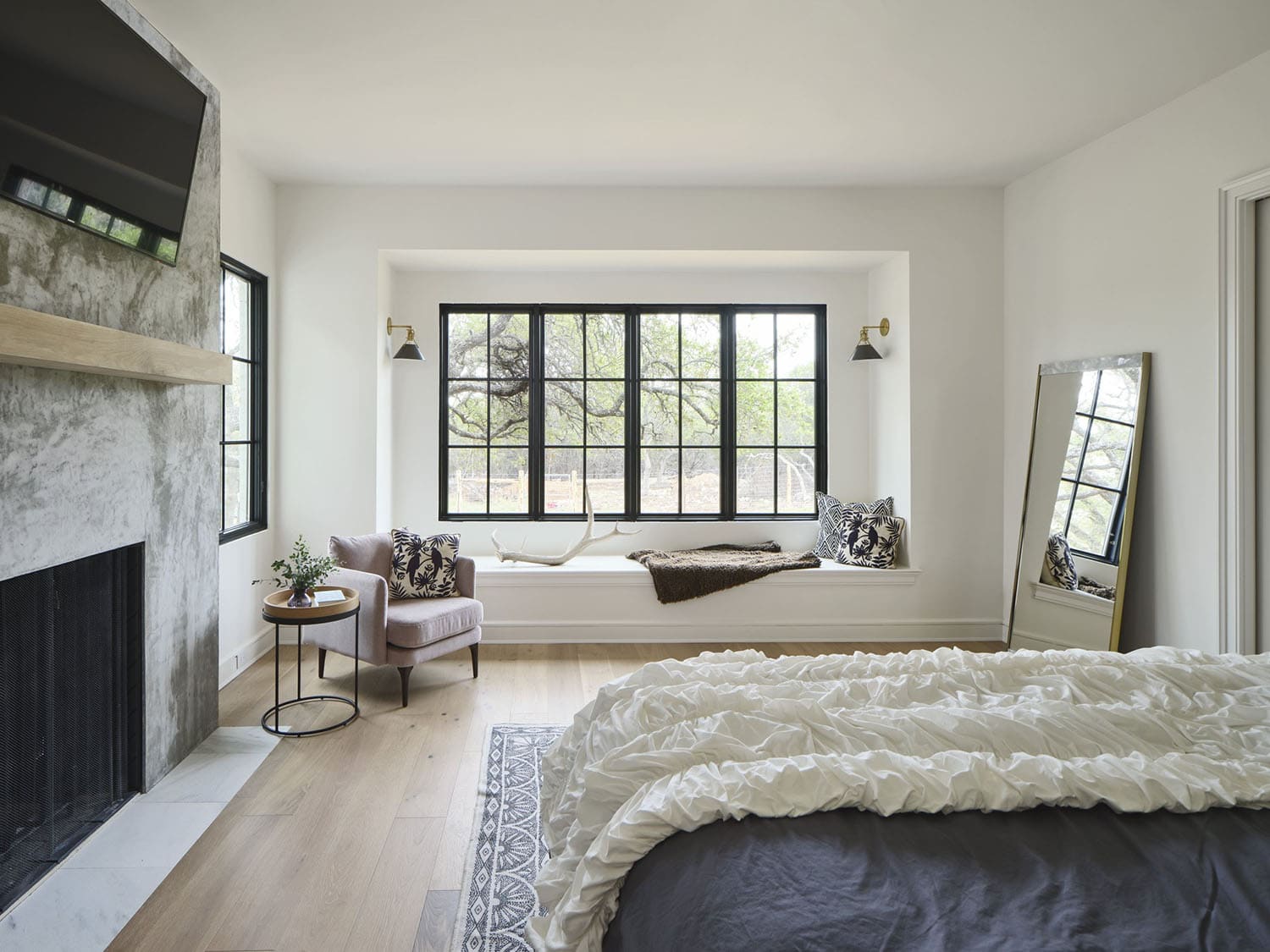 traditional-style-bedroom-with-a-built-in-window-seat