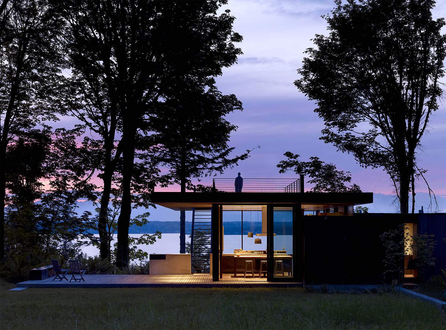 modern-home-exterior-at-dusk