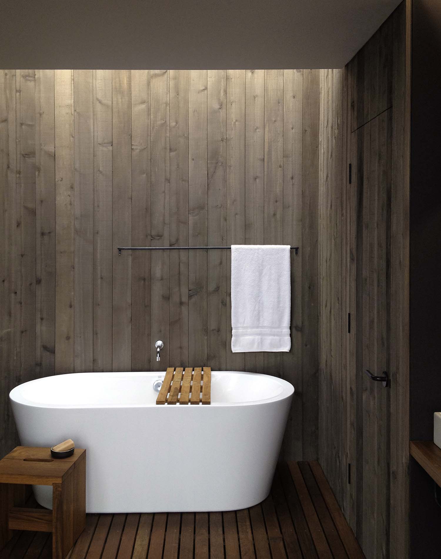 modern-bathroom-with-a-freestanding-tub