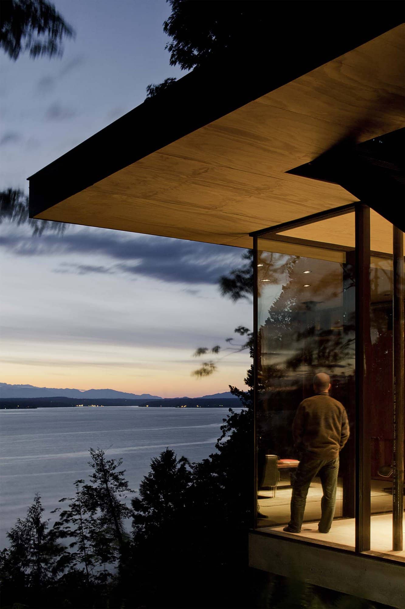 modern-home-exterior-at-dusk