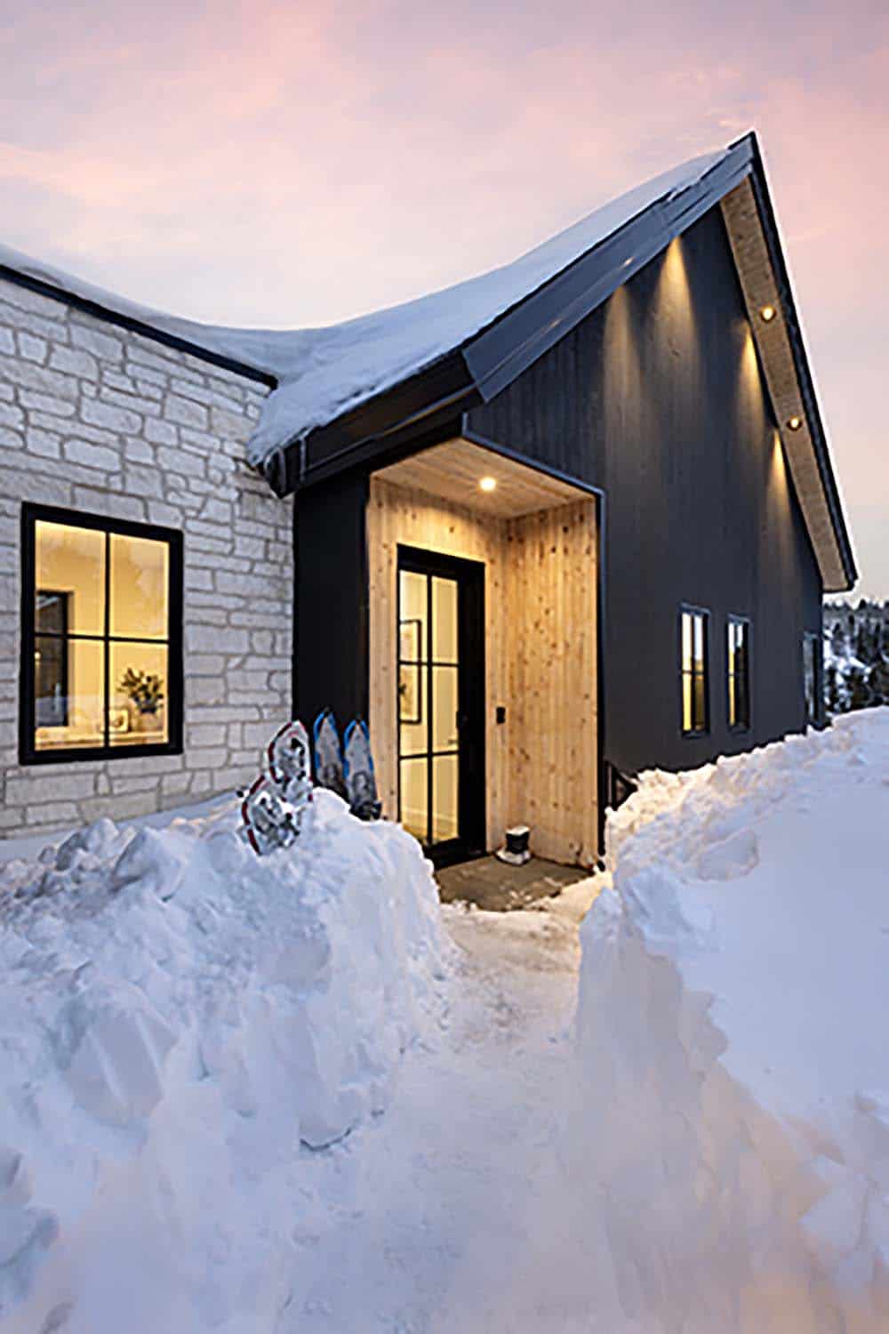 Scandinavian-organic-mountain-home-exterior