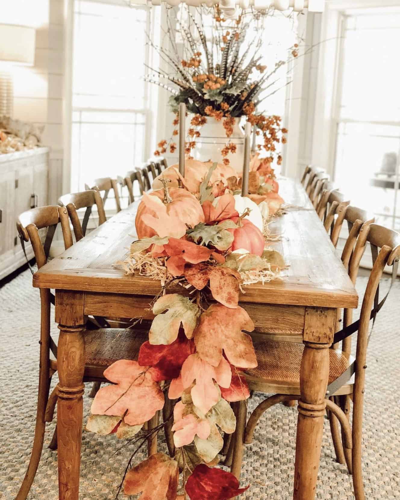 thanksgiving-dining-table-decor-with-leaf-centerpiece