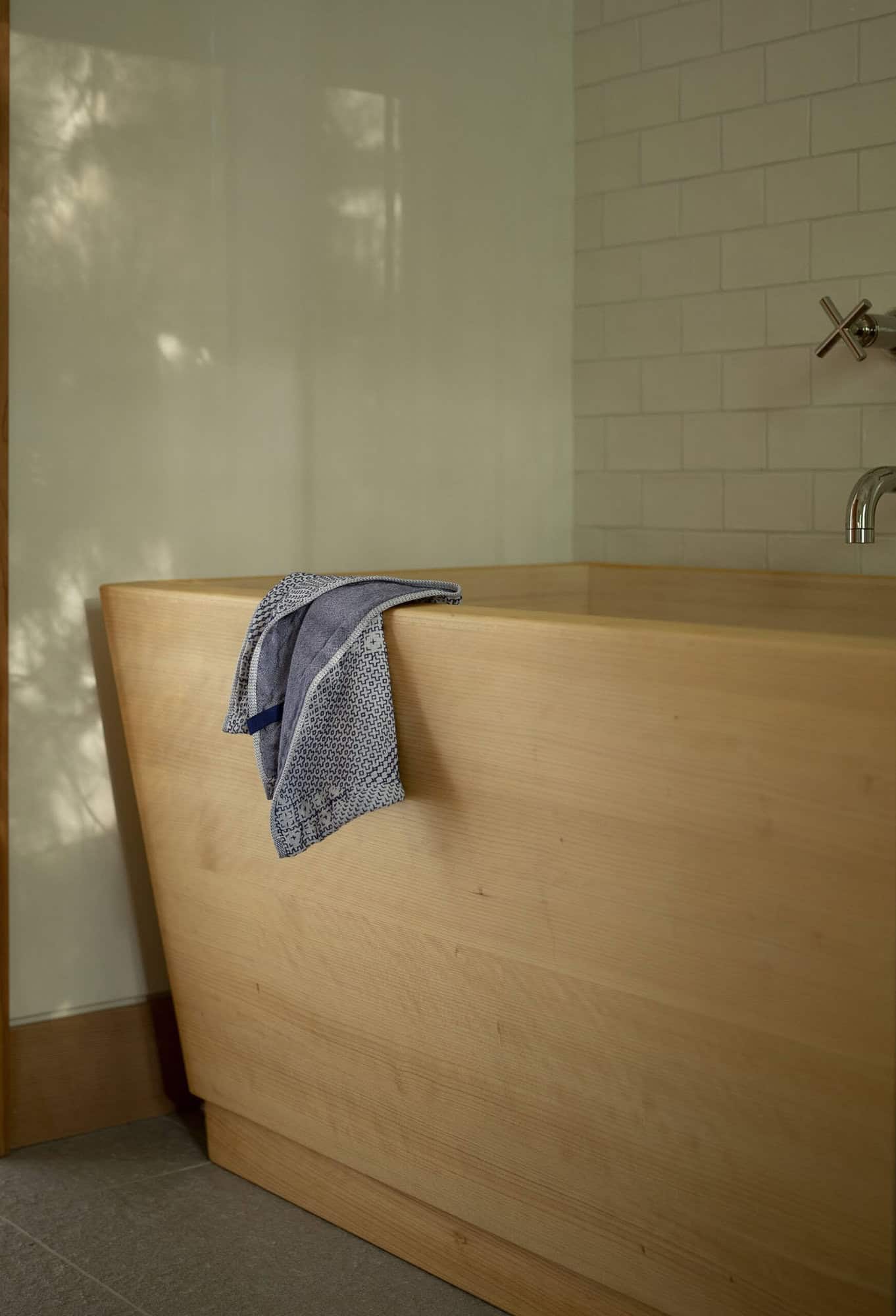 modern-bathroom-tub-detail