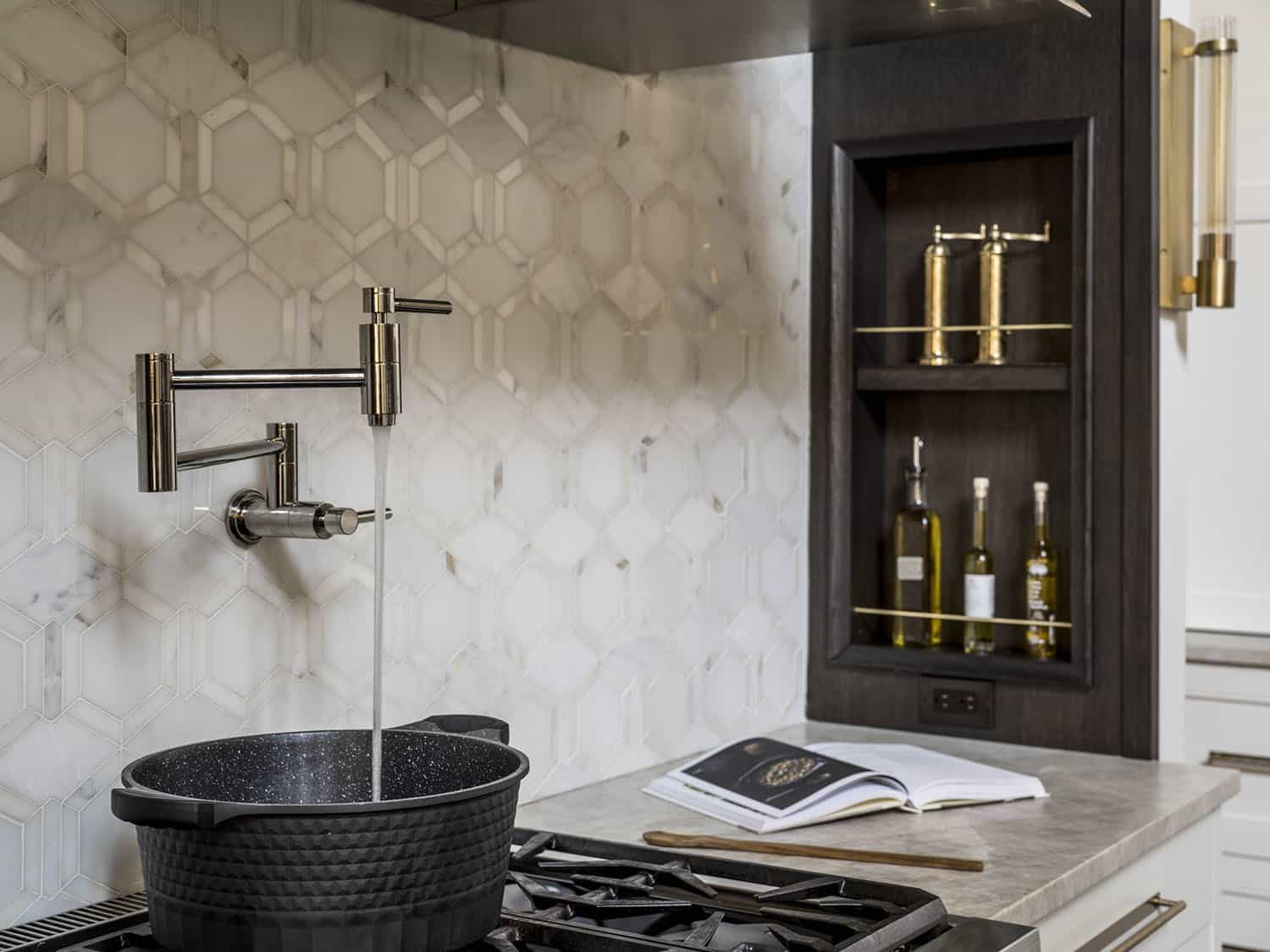 contemporary-kitchen-range-wall-with-a-pot-filler