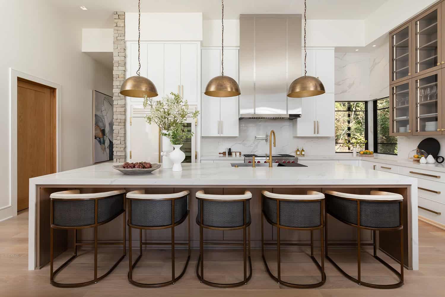 contemporary-kitchen-with-large-pendant-lights