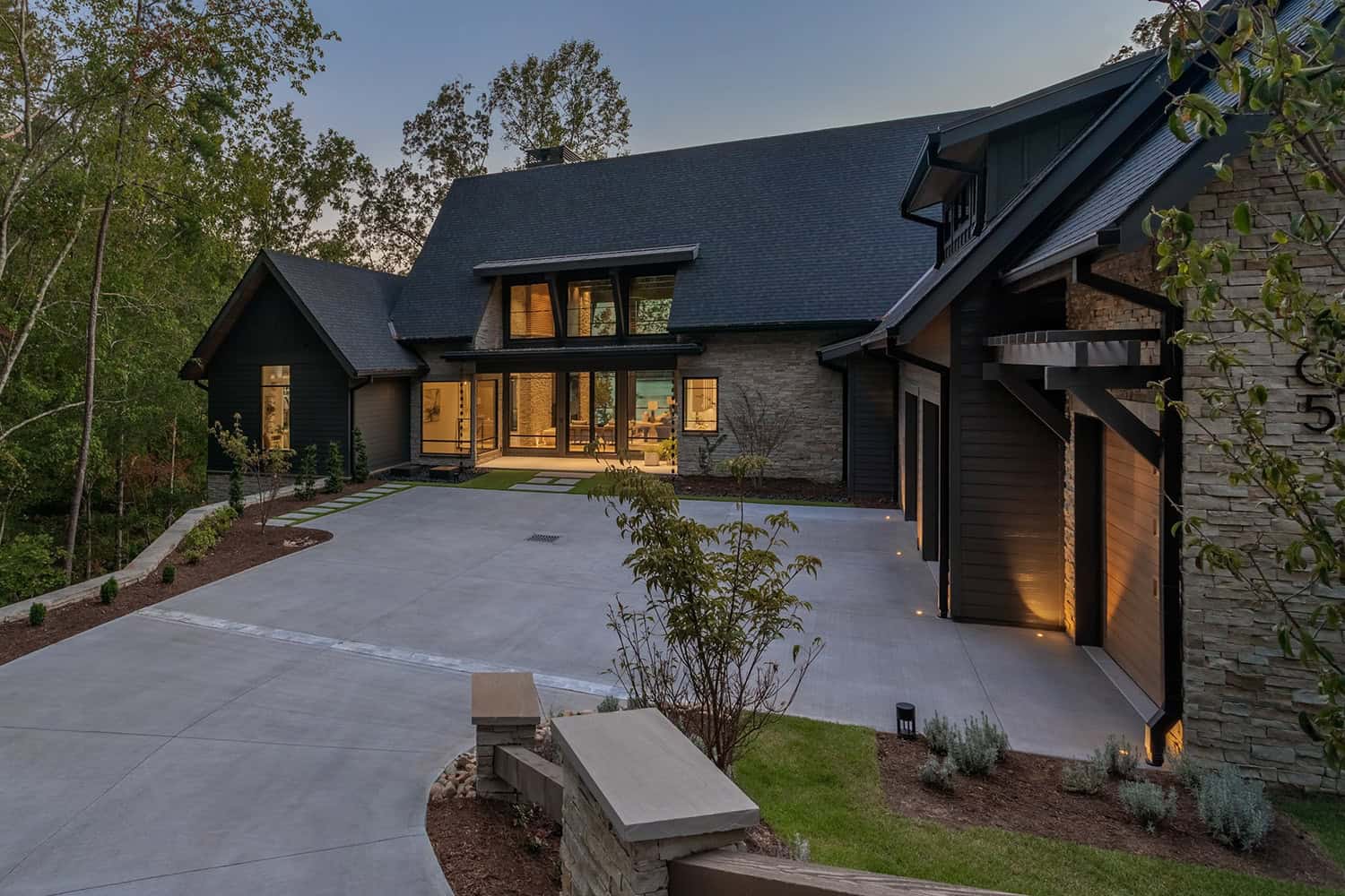 contemporary-lake-house-exterior-at-dusk