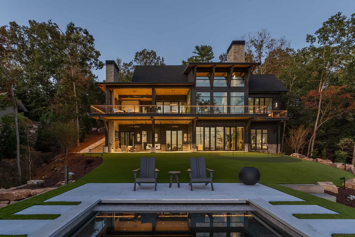 contemporary-lake-house-exterior-at-dusk