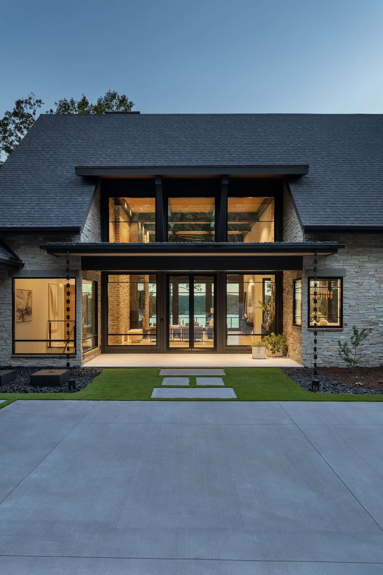 contemporary-lake-house-exterior-at-dusk