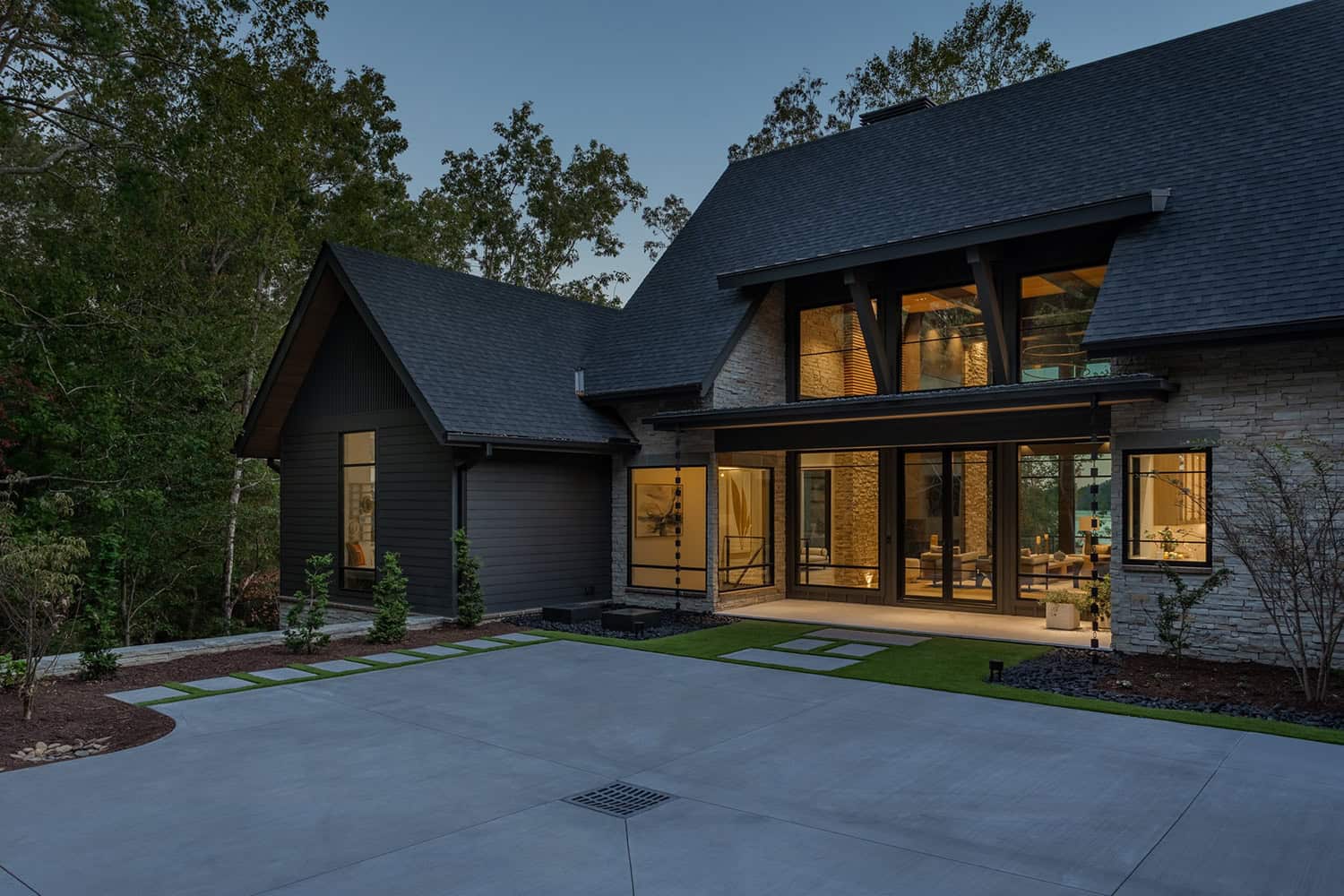 contemporary-lake-house-exterior-at-dusk