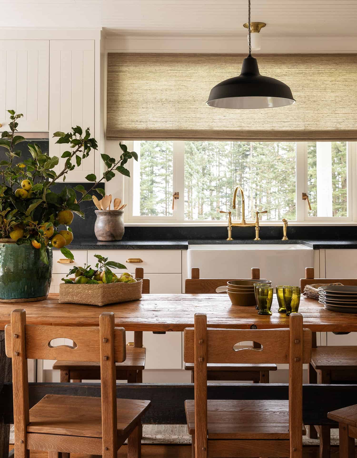 farmhouse-style-kitchen-with-a-dining-table