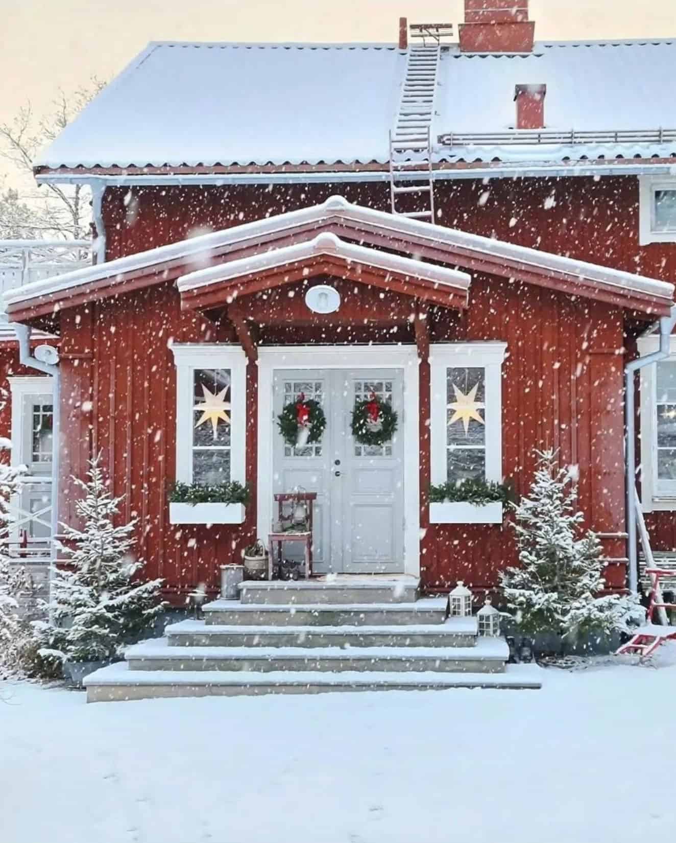 red-house-with-christmas-decorations-and-snow