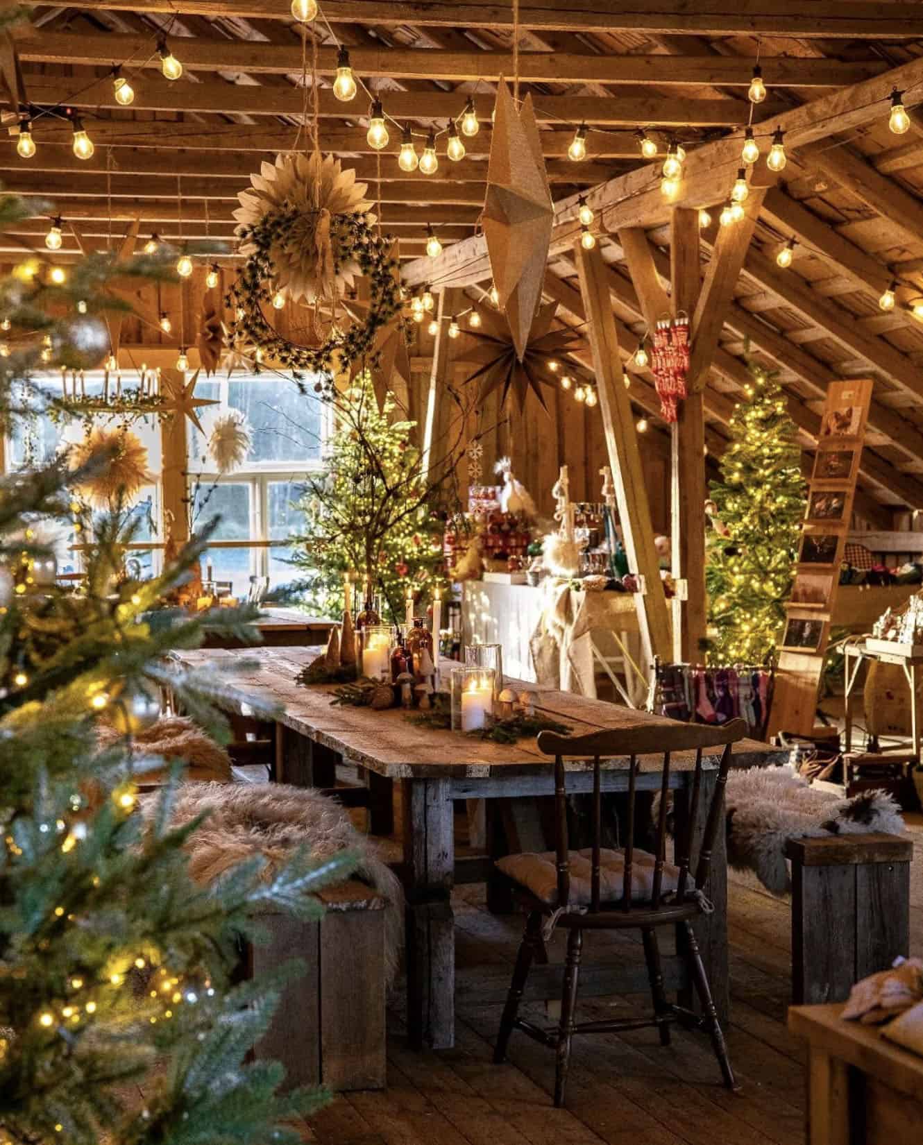 barn-style-dining-room-decorated-for-christmas