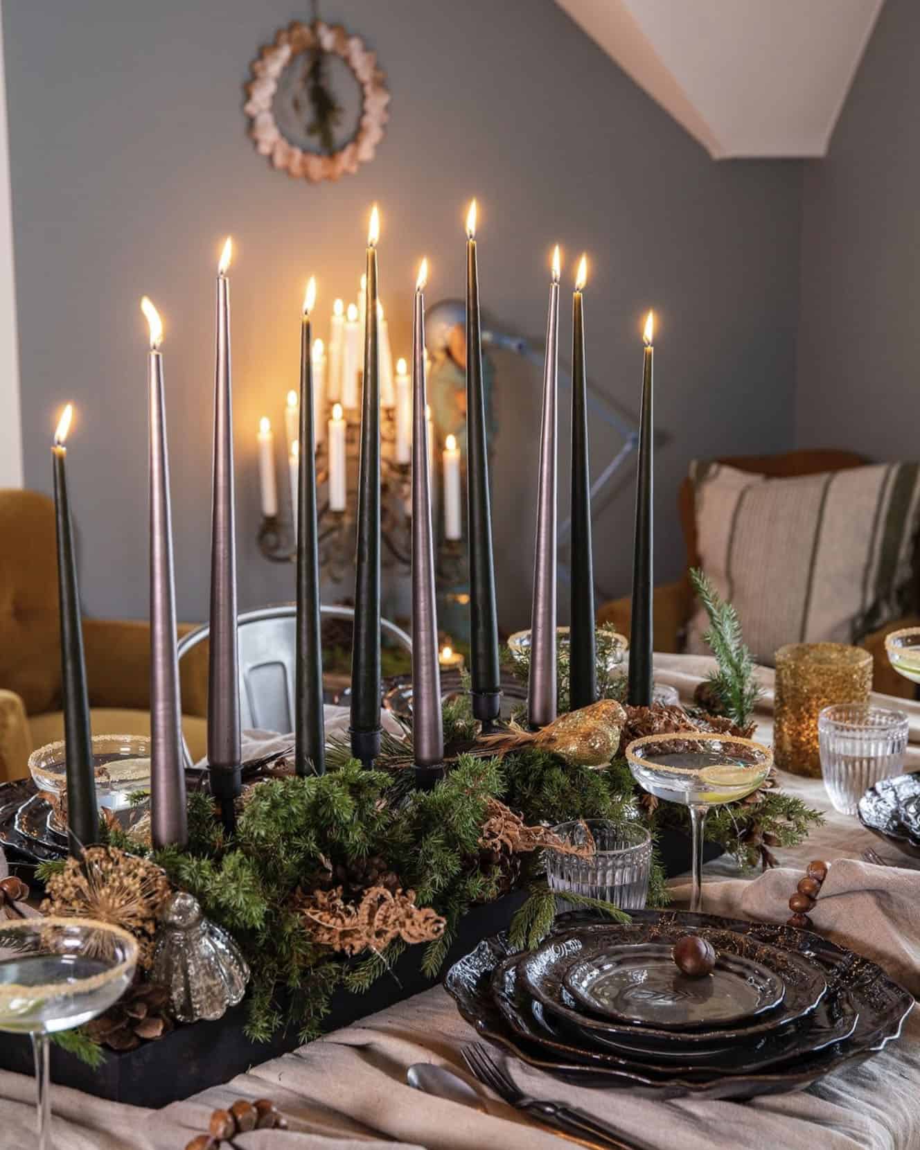 christmas-dining-table-with-taper-candles