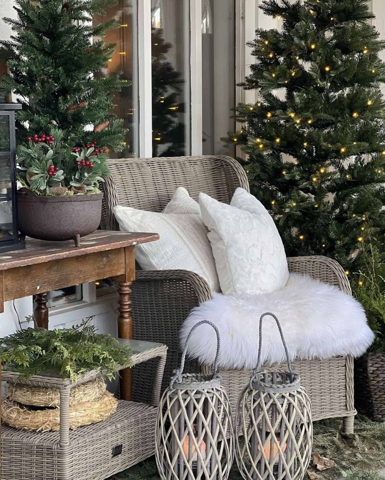 christmas-decorated-front-porch