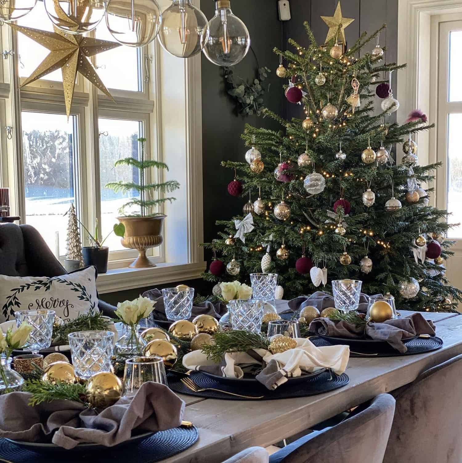 dining-room-decorated-for-christmas-with-a-tree