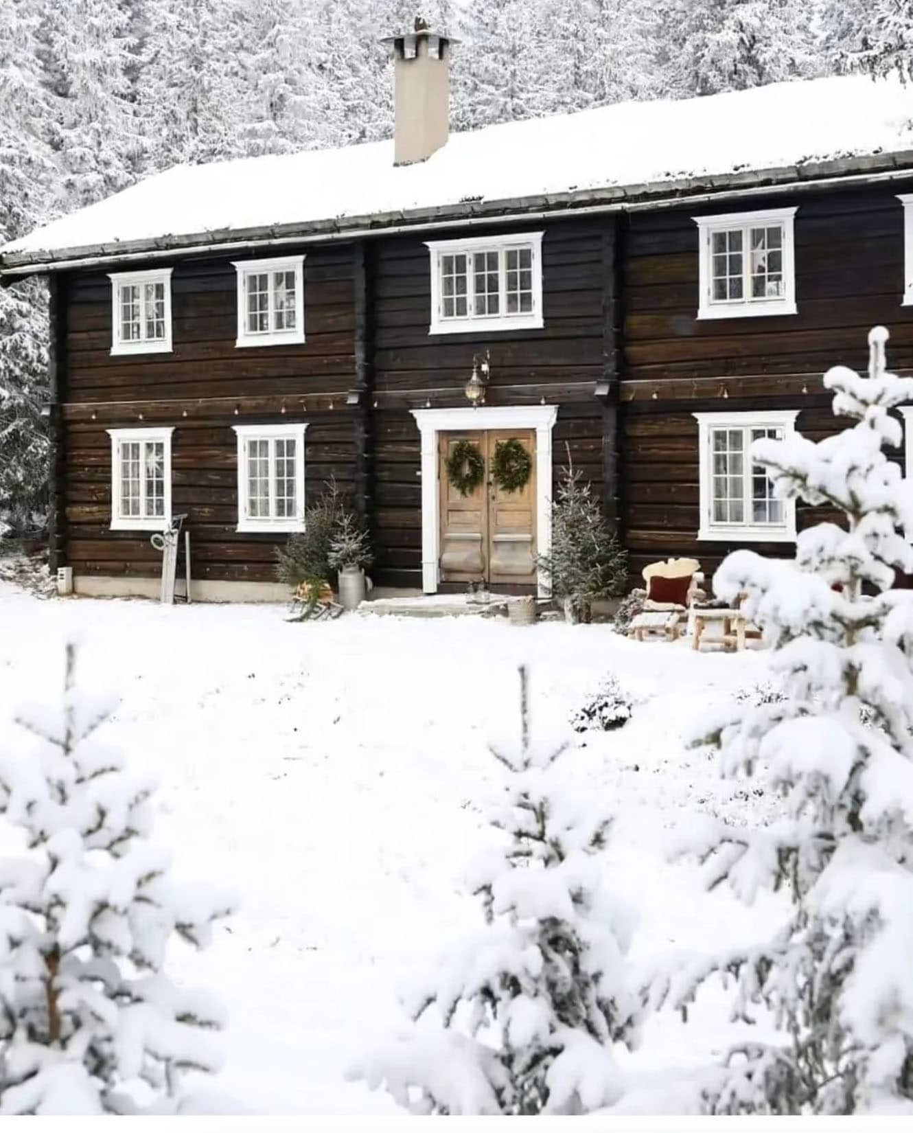 cabin-decorated-for-christmas-with-snow