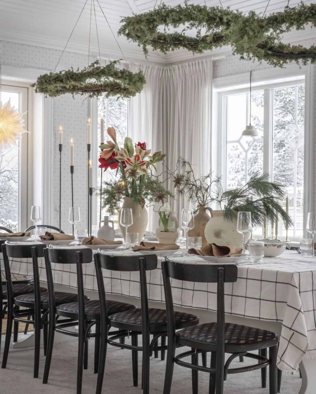 christmas-dining-room-with-decorated-chandeliers